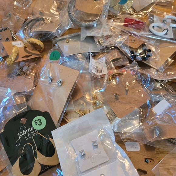 Earings - Picture 2 of 13